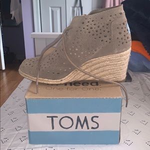 TOMS Wedges!!
